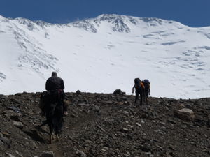 Marsch nach Lager I, mit Blick auf den ersehnten Gipfel