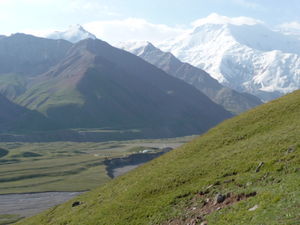 Aussicht vom Bergrücken des Pik Petroskij, unten Basislager
